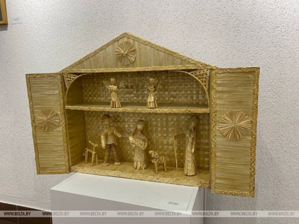 Судьба в вытинанке и соломка как дело жизни. В Минске открылась выставка "Зямныя мары"