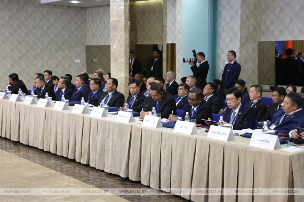 Тракторы, сухое молоко, оборудование. О чем договорились компании Беларуси и Мьянмы на бизнес-форуме