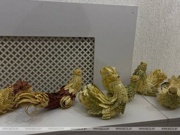 Судьба в вытинанке и соломка как дело жизни. В Минске открылась выставка "Зямныя мары"