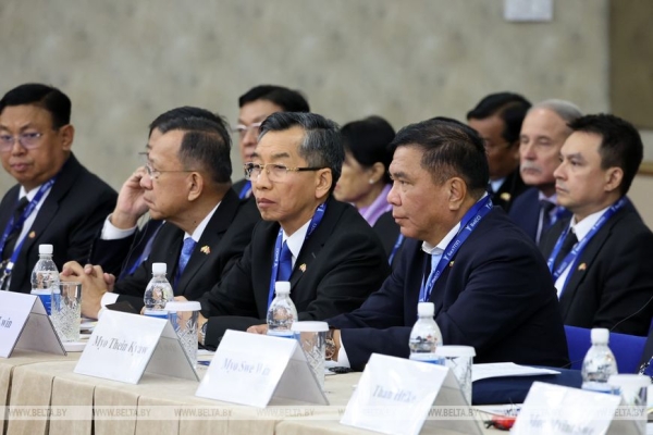 Тракторы, сухое молоко, оборудование. О чем договорились компании Беларуси и Мьянмы на бизнес-форуме