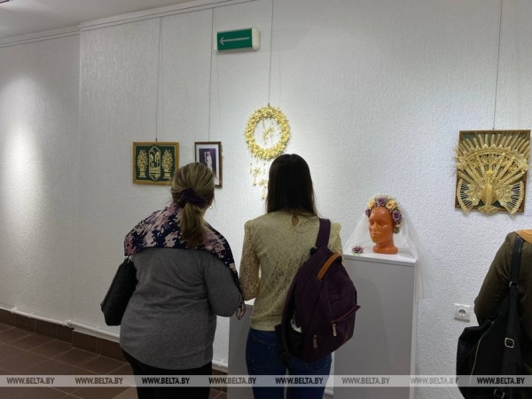 Судьба в вытинанке и соломка как дело жизни. В Минске открылась выставка "Зямныя мары"
