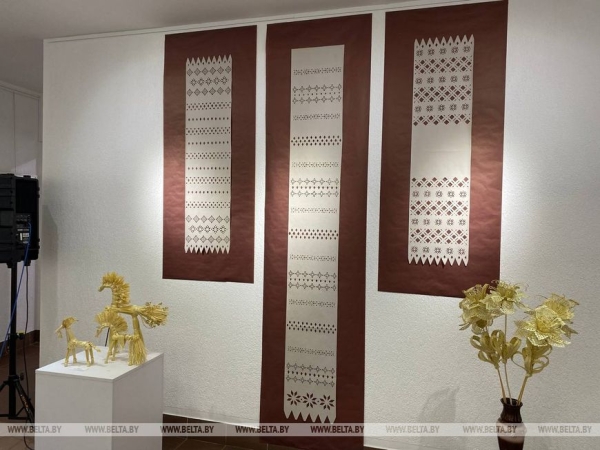 Судьба в вытинанке и соломка как дело жизни. В Минске открылась выставка "Зямныя мары"