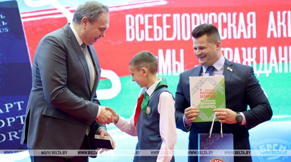 Караник - ребятам на вручении паспортов: мы испытываем чувство гордости за ваши достижения Караник - ребятам на вручении паспортов: мы испытываем чувство гордости за ваши достижения