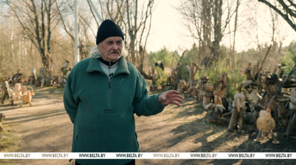 "Бабушка считала, что я "раблю абы што". Мастер-самоучка сделал из деревни музей и стал звездой TikTok