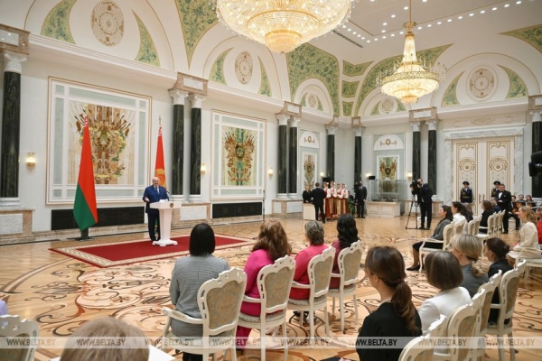 Лукашенко вручил госнаграды женщинам из различных сфер деятельности и регионов страны 