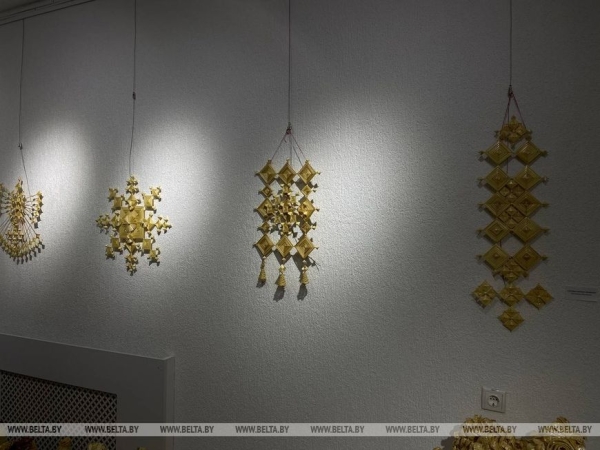 Судьба в вытинанке и соломка как дело жизни. В Минске открылась выставка "Зямныя мары"