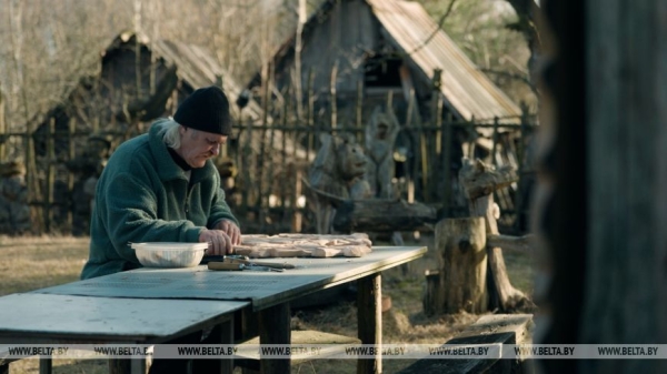 "Бабушка считала, что я "раблю абы што". Мастер-самоучка сделал из деревни музей и стал звездой TikTok