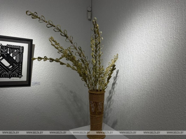 Судьба в вытинанке и соломка как дело жизни. В Минске открылась выставка "Зямныя мары"