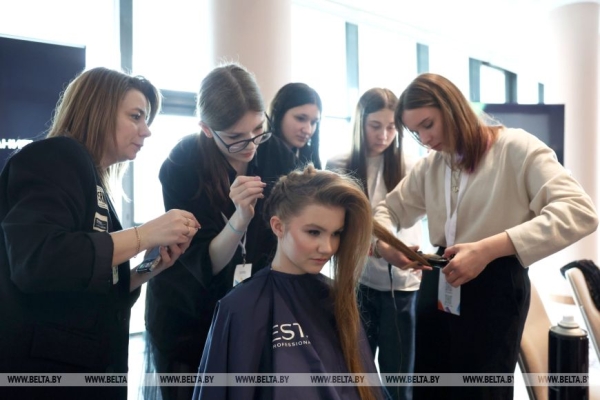 "За кулисами индустрии красоты". Как прошел молодежный форум стилистов в Минске "За кулисами индустрии красоты". Как прошел молодежный форум стилистов в Минске
