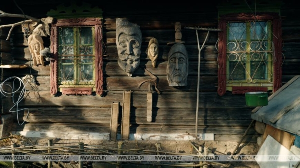 "Бабушка считала, что я "раблю абы што". Мастер-самоучка сделал из деревни музей и стал звездой TikTok