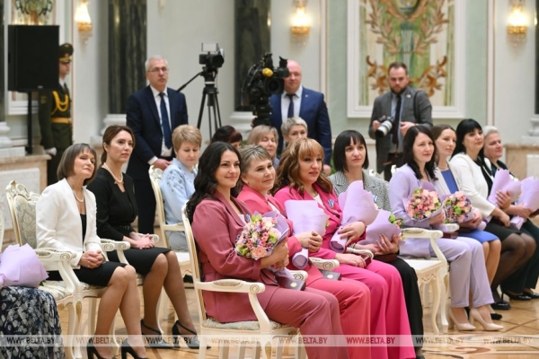 Лукашенко вручил госнаграды женщинам из различных сфер деятельности и регионов страны 