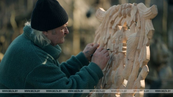 "Бабушка считала, что я "раблю абы што". Мастер-самоучка сделал из деревни музей и стал звездой TikTok