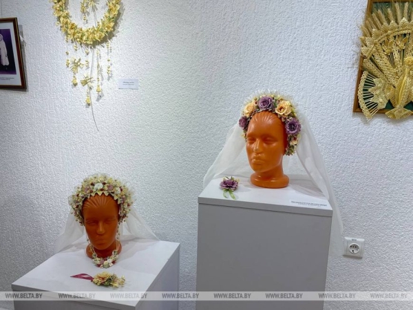 Судьба в вытинанке и соломка как дело жизни. В Минске открылась выставка "Зямныя мары"