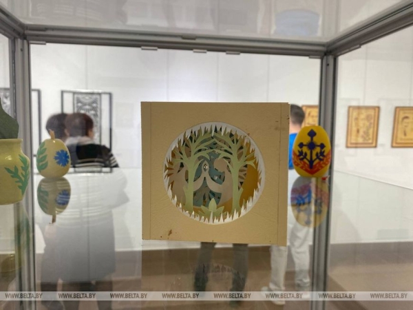Судьба в вытинанке и соломка как дело жизни. В Минске открылась выставка "Зямныя мары"