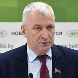 "Правовые вопросы решим, в санаторий отправим". Как отраслевой профсоюз заботится о работниках ЖКХ