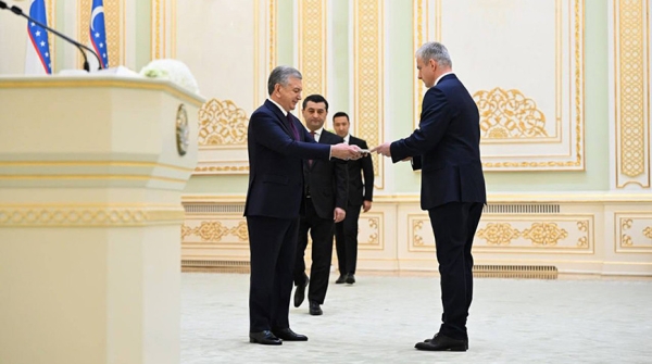 Посол Беларуси вручил верительные грамоты Шавкату Мирзиёеву 