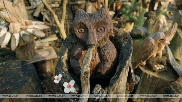 "Бабушка считала, что я "раблю абы што". Мастер-самоучка сделал из деревни музей и стал звездой TikTok