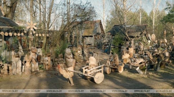 "Бабушка считала, что я "раблю абы што". Мастер-самоучка сделал из деревни музей и стал звездой TikTok