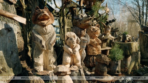 "Бабушка считала, что я "раблю абы што". Мастер-самоучка сделал из деревни музей и стал звездой TikTok