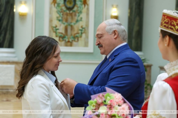 Лукашенко вручил госнаграды женщинам из различных сфер деятельности и регионов страны 