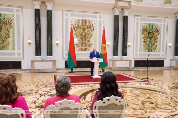 Лукашенко вручил госнаграды женщинам из различных сфер деятельности и регионов страны 