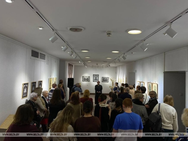 Судьба в вытинанке и соломка как дело жизни. В Минске открылась выставка "Зямныя мары"