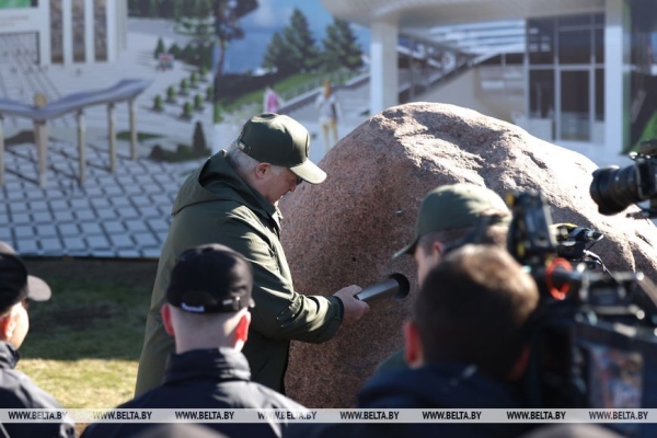 "Идеальная технология!" Лукашенко посадил первое дерево в парке Народного единства