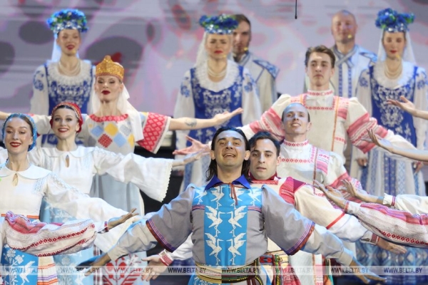 Торжества ко Дню единения народов Беларуси и России прошли во Дворце Республики Торжества ко Дню единения народов Беларуси и России прошли во Дворце Республики