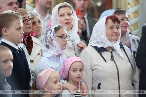 Лукашенко на Пасху посетил Свято-Покровский храм в Толочине Лукашенко на Пасху посетил Свято-Покровский храм в Толочине