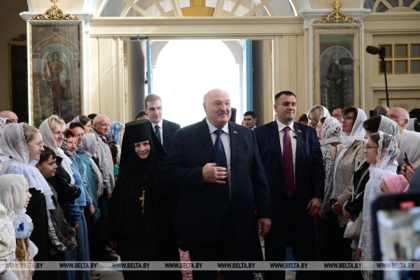 Лукашенко на Пасху посетил Свято-Покровский храм в Толочине Лукашенко на Пасху посетил Свято-Покровский храм в Толочине