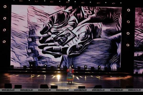 Торжества ко Дню единения народов Беларуси и России прошли во Дворце Республики Торжества ко Дню единения народов Беларуси и России прошли во Дворце Республики