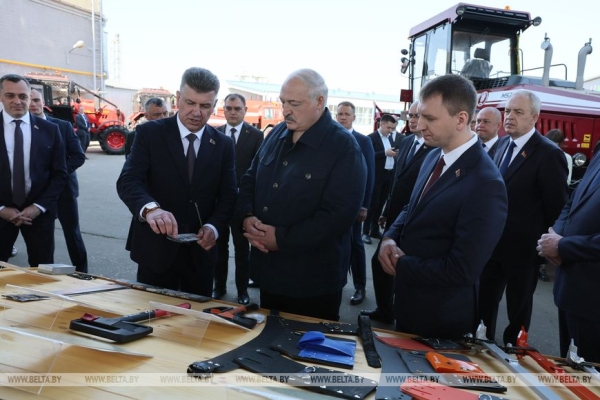 "Надо решать вопрос". Лукашенко поручил разобраться с проблемами на "АМКОДОРе" "Надо решать вопрос". Лукашенко поручил разобраться с проблемами на "АМКОДОРе"