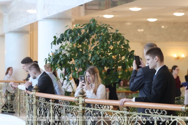 Здесь пишется история родной Беларуси. Большой молодежный десант побывал во Дворце Независимости