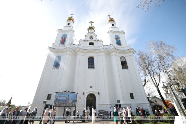 Лукашенко на Пасху посетил Свято-Покровский храм в Толочине Лукашенко на Пасху посетил Свято-Покровский храм в Толочине