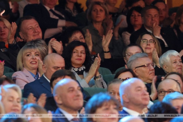 Торжества ко Дню единения народов Беларуси и России прошли во Дворце Республики Торжества ко Дню единения народов Беларуси и России прошли во Дворце Республики