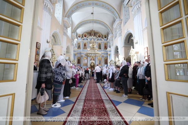 Лукашенко на Пасху посетил Свято-Покровский храм в Толочине Лукашенко на Пасху посетил Свято-Покровский храм в Толочине