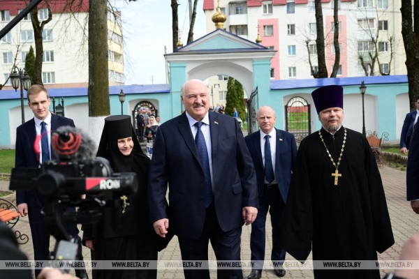Лукашенко на Пасху посетил Свято-Покровский храм в Толочине Лукашенко на Пасху посетил Свято-Покровский храм в Толочине