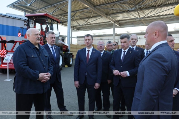 "Надо решать вопрос". Лукашенко поручил разобраться с проблемами на "АМКОДОРе" "Надо решать вопрос". Лукашенко поручил разобраться с проблемами на "АМКОДОРе"