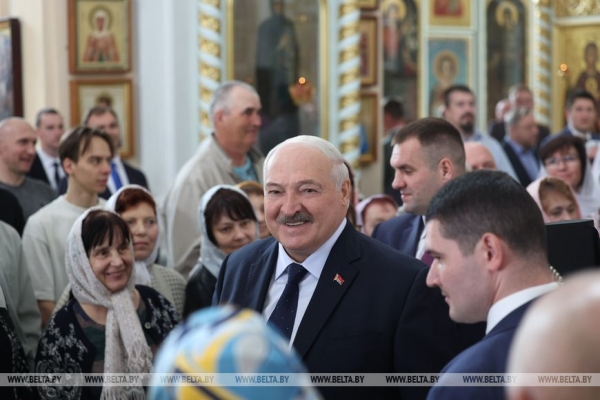 Лукашенко на Пасху посетил Свято-Покровский храм в Толочине Лукашенко на Пасху посетил Свято-Покровский храм в Толочине
