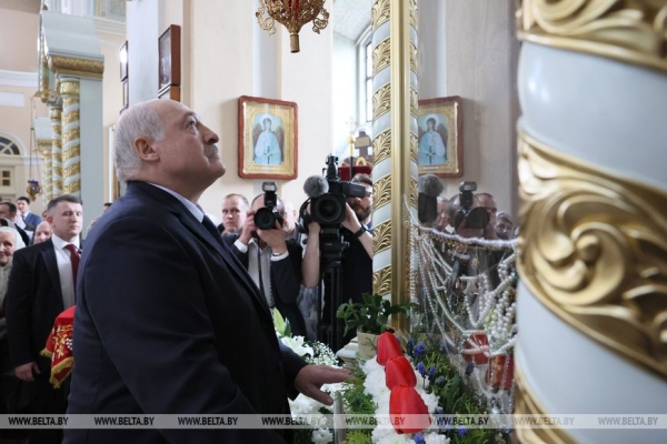 Лукашенко на Пасху посетил Свято-Покровский храм в Толочине Лукашенко на Пасху посетил Свято-Покровский храм в Толочине
