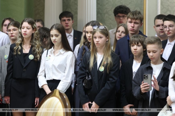 Здесь пишется история родной Беларуси. Большой молодежный десант побывал во Дворце Независимости