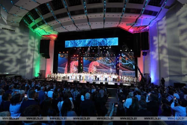 Торжества ко Дню единения народов Беларуси и России прошли во Дворце Республики Торжества ко Дню единения народов Беларуси и России прошли во Дворце Республики