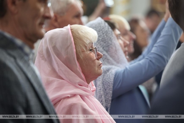 Лукашенко на Пасху посетил Свято-Покровский храм в Толочине Лукашенко на Пасху посетил Свято-Покровский храм в Толочине