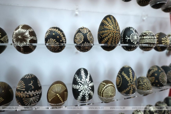 Солнце на писанке. Как возрождается традиционное искусство росписи пасхальных яиц, рассказали в Сопоцкине
