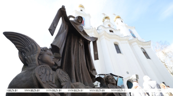 Лукашенко на Пасху посетил Свято-Покровский храм в Толочине Лукашенко на Пасху посетил Свято-Покровский храм в Толочине