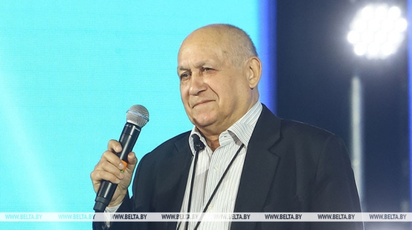 Лукашенко поздравил народного артиста Беларуси Эдуарда Ханка с юбилеем 