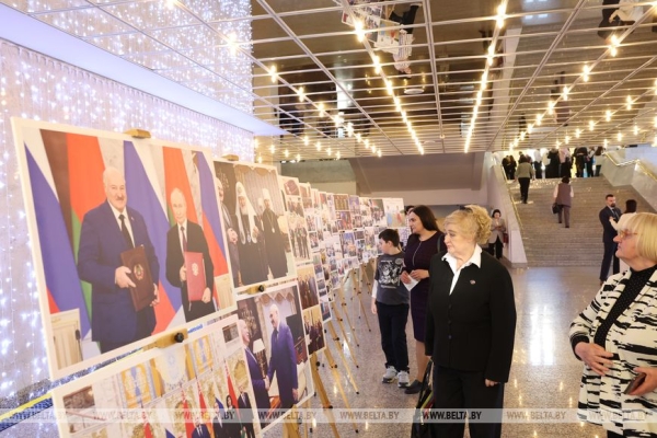 Торжества ко Дню единения народов Беларуси и России прошли во Дворце Республики Торжества ко Дню единения народов Беларуси и России прошли во Дворце Республики