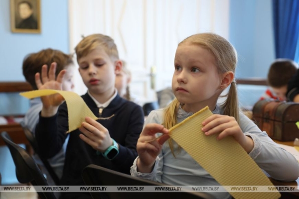 Готовимся к празднику: узнали, где учат делать пасхальные свечи из вощины