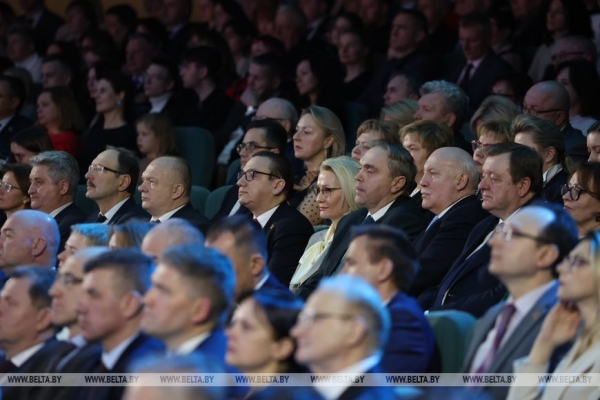 Торжества ко Дню единения народов Беларуси и России прошли во Дворце Республики Торжества ко Дню единения народов Беларуси и России прошли во Дворце Республики