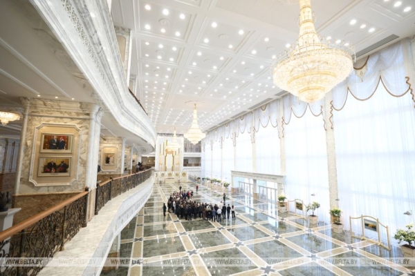 Здесь пишется история родной Беларуси. Большой молодежный десант побывал во Дворце Независимости